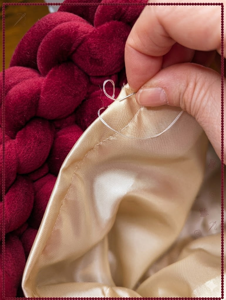 Le Rubis Impérial [Pièce Unique]– Sac en Velours Tressé & Broche Abeille