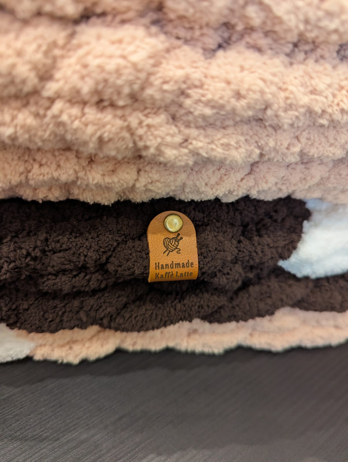 Ensemble Coordonné Couverture et Coussin en Grosse Maille - Collection Népal (Chocolat/Crème/Café))