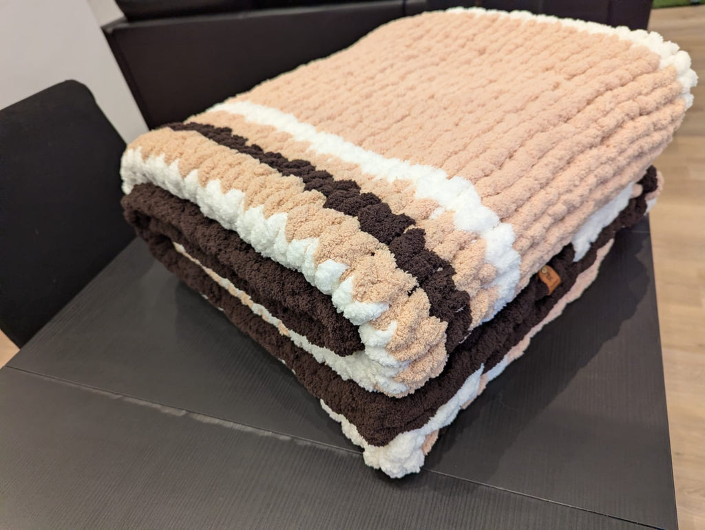 Ensemble Coordonné Couverture et Coussin en Grosse Maille - Collection Népal (Chocolat/Crème/Café))