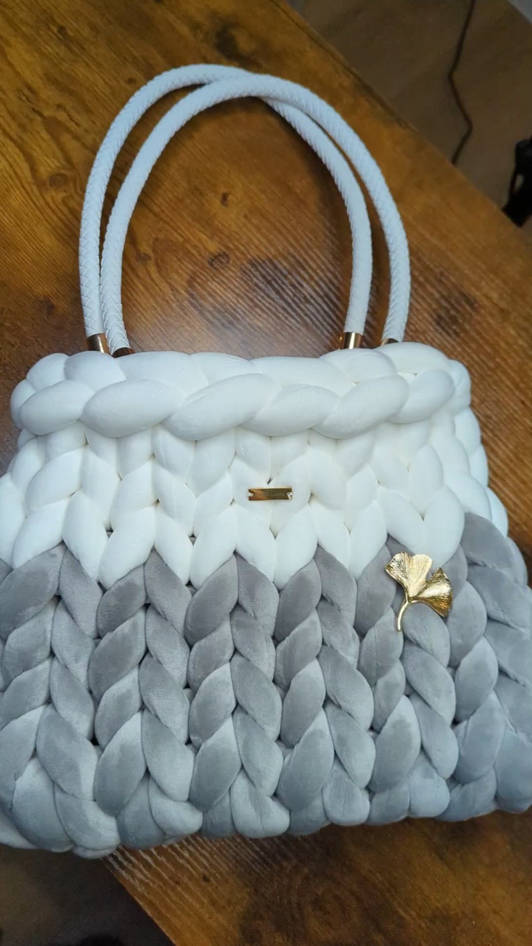 Sac à Main Artisanal "Firenze" – Dégradé Gris & Blanc en Maille XXL – Kaffè Latte