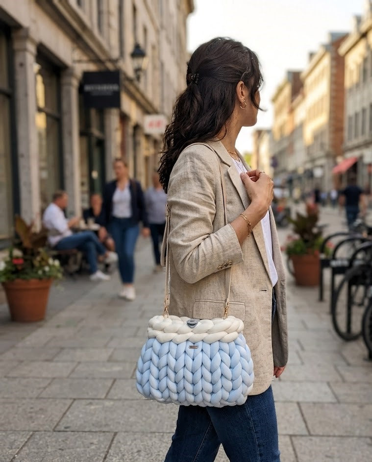 Sac "Nuvola" – Maxi Tressage Artisanal en Velours Bleu Ciel & Crème