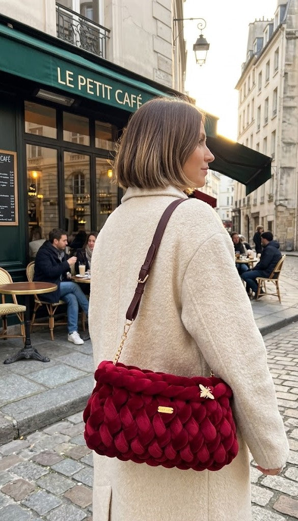 Le Rubis Impérial [Pièce Unique]– Sac en Velours Tressé & Broche Abeille