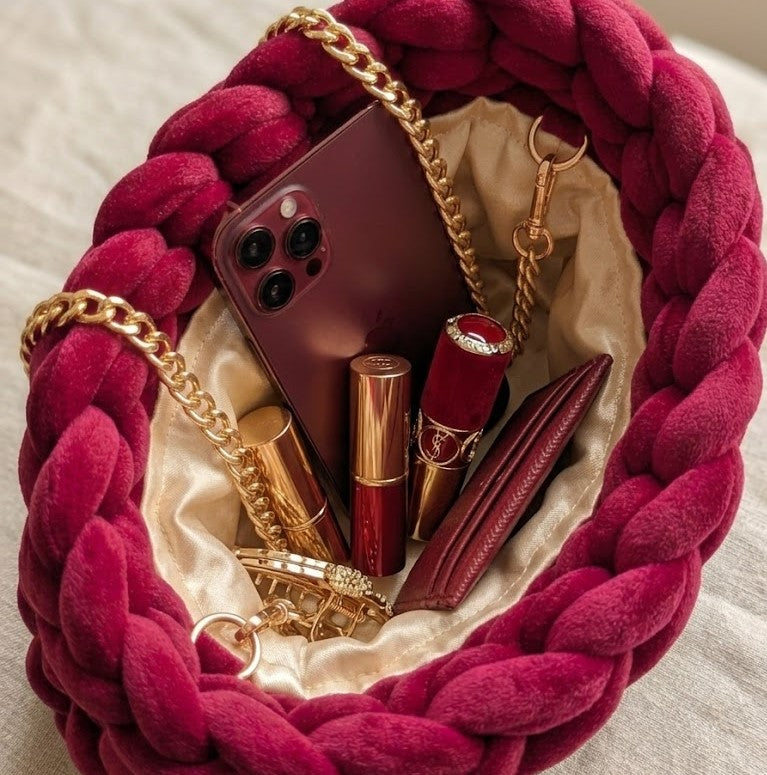 Le Rubis Impérial [Pièce Unique]– Sac en Velours Tressé & Broche Abeille